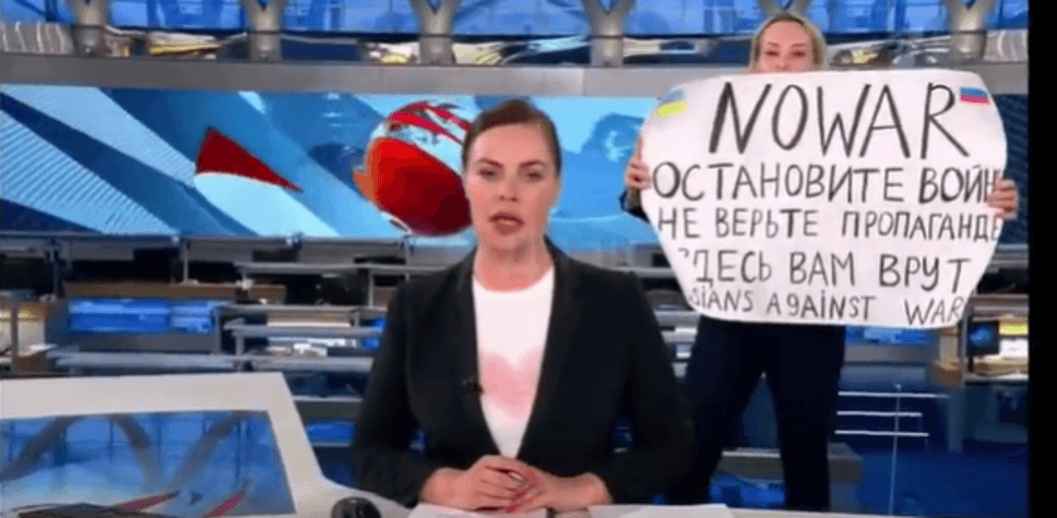 Редактор на руския "Първи канал" се появи по време на централните новини с плакат "Спрете войната"