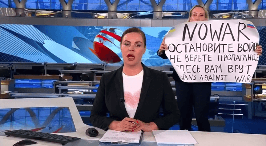 Марина Овсянникова, която се появи в руския ефир с плакат срещу войната, е избягала в Европа