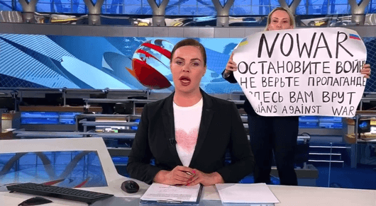 Журналистката Марина Овсянникова която през март се появи в ефира