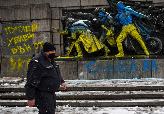 Съдът обяви за незаконен ареста на ученик за надписа "Save Ukraine" на ПСА