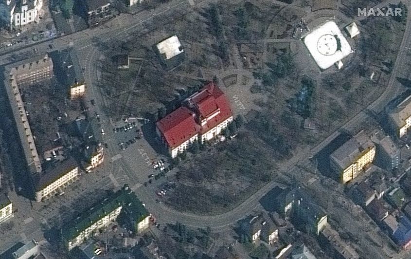Русия бомбардира убежището в театъра на Мариупол въпреки надписите "Деца"