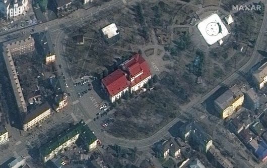 Руската армия бомбардира театъра в Мариупол в който се укриваха