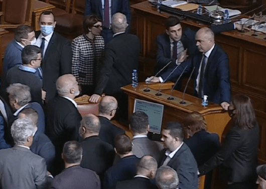 Депутатите на ГЕРБ, БСП и ПП почти стигнаха до физически сблъсък в парламента след ареста на Борисов