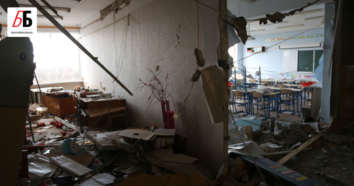 Руските военни са бомбардирали училище по изкуства в Мариупол, съобщиха