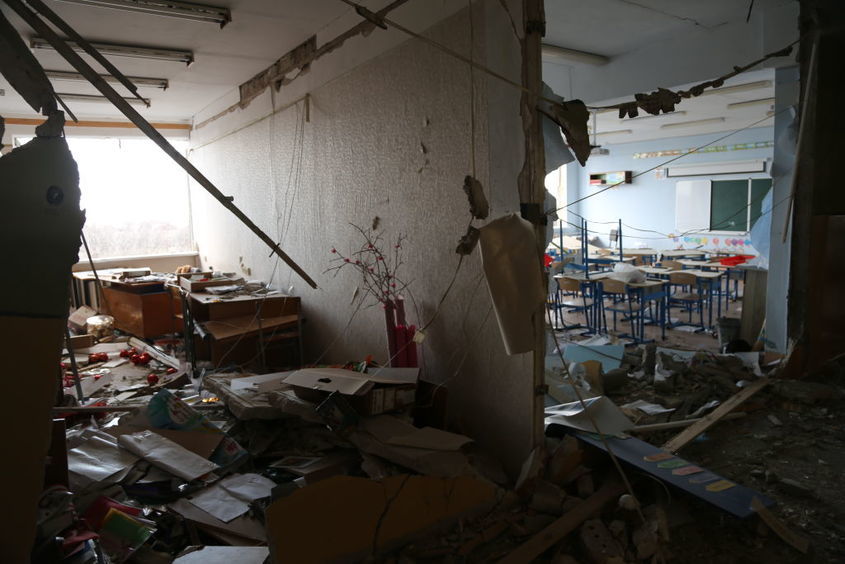 Руснаците разрушиха училище в Мариупол, служещо за бомбоубежище на 400 души