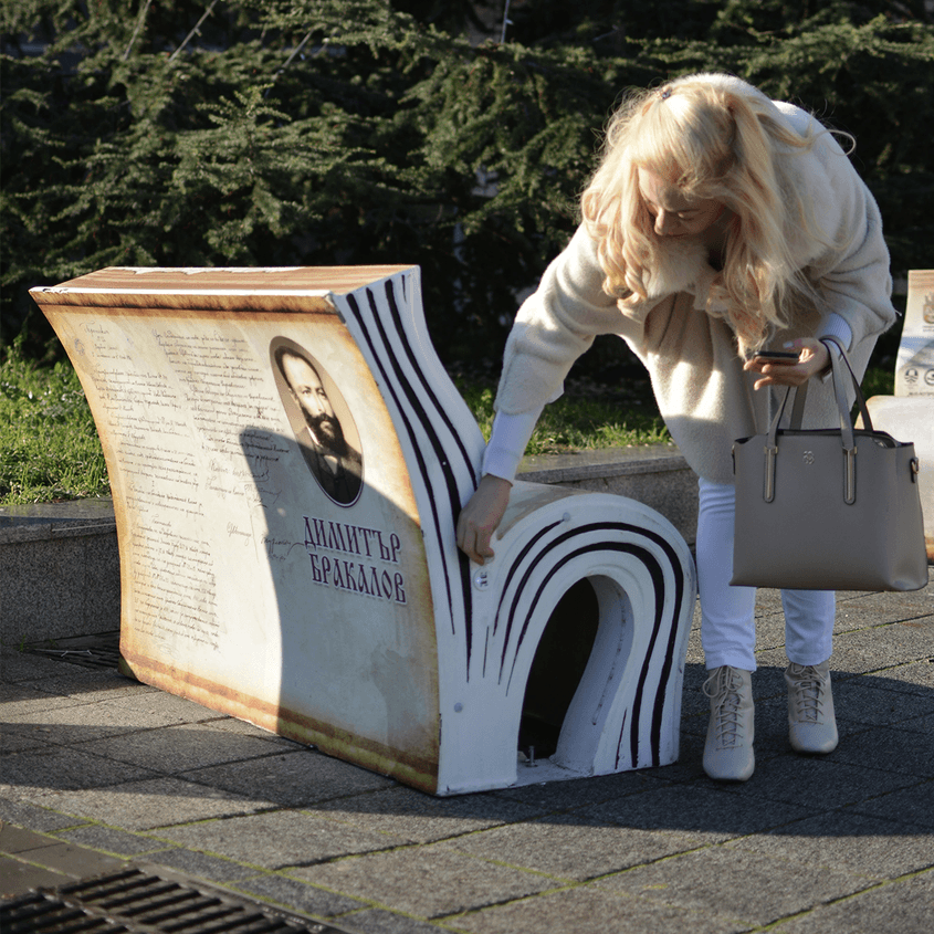 Умни пейки с формата на книга в Бургас 