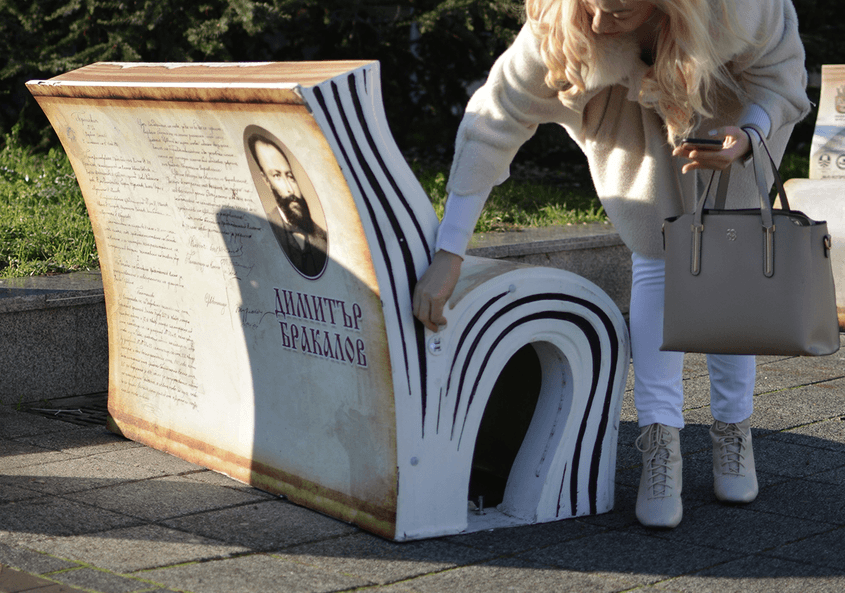 Умни пейки с формата на книга дари Vivacom на община Бургас 