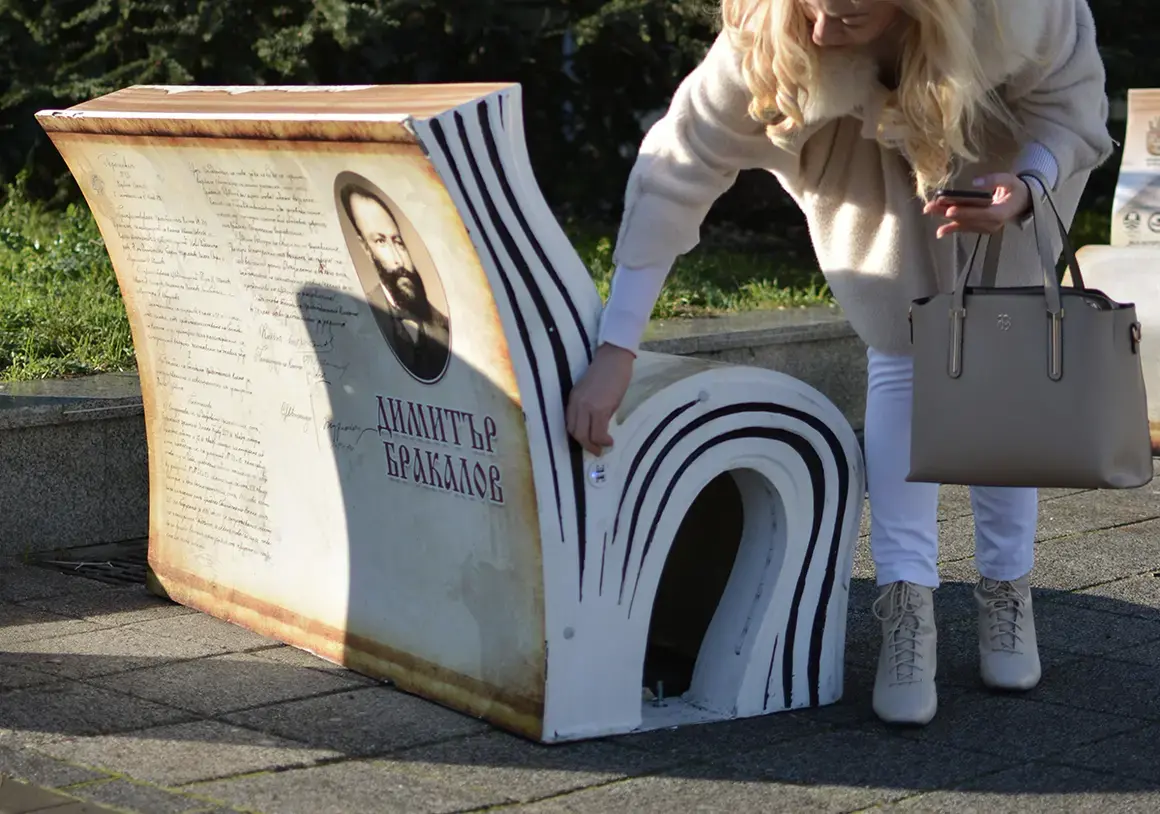 Умни пейки с формата на книга дари Vivacom на община Бургас 