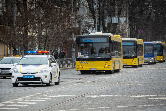 Украинските власти съобщават  че руските сили спират хуманитарни конвои  блокирали са автобуси