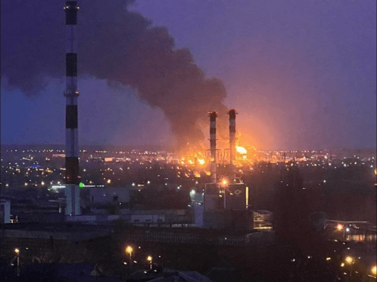 Голям пожар е избухнал в петролна база на Роснефт в
