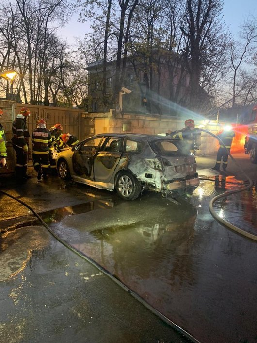 Мъж се замозапали и се блъсна с кола в сградата на руското посолство в Букурещ 