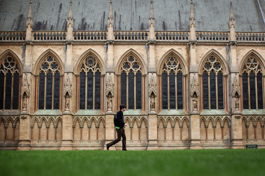 Великобритания иска да ограничи броя на чуждестранните студенти, които не учат в топ университетите ѝ