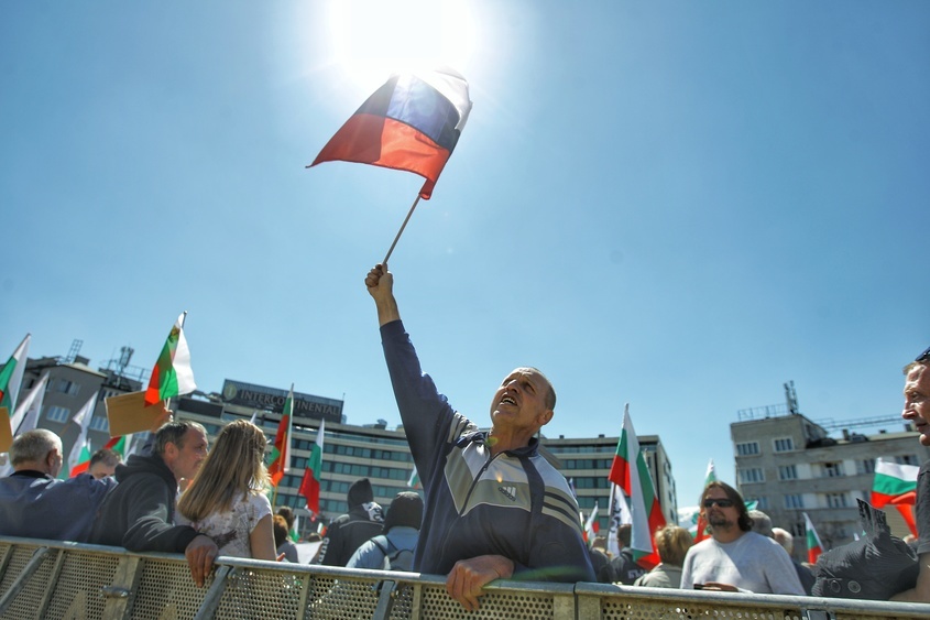 "Възраждане" развяха руски знамена на протест "срещу окупаторите"