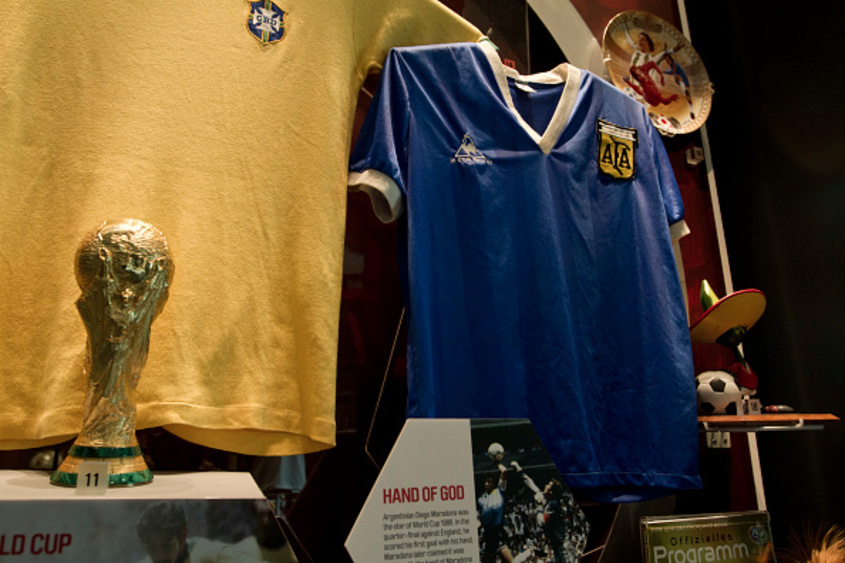 Тениската на Марадона от "Божията ръка" излиза на търг. Очаква се да надскочи 9 милиона лева