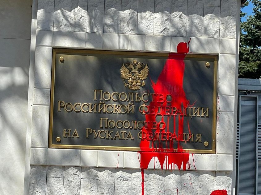 Арест без обвинение срещу Бабикян и Хаджигенов заради червена боя по Руското посолство