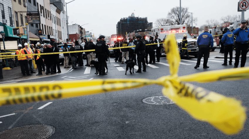 16 ранени, от които 5-ма в критично състояние, след стрелба в метрото в Ню Йорк