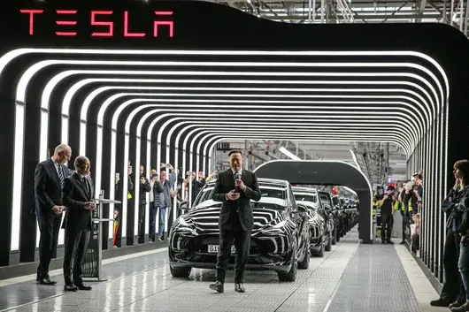 Драмите в Tesla и Twitter лишиха Илон Мъск от титлата "Най-богат човек в света"