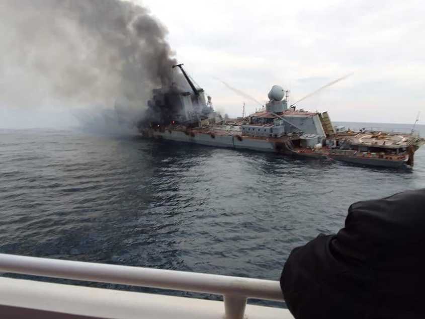 Версиите за потъването на "Москва": Какво показват снимките на горящия кораб