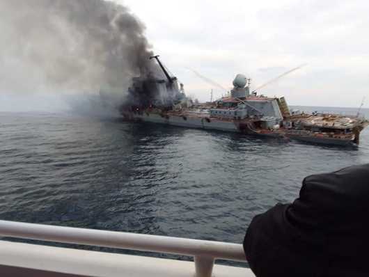 Първите снимки на горящия руски крайцер Москва породиха серия от