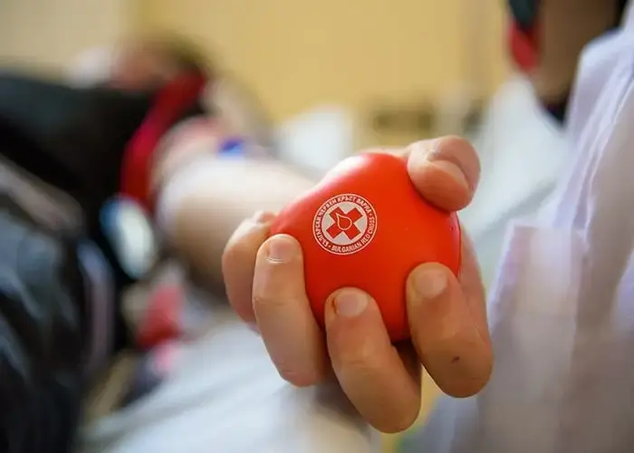 Бежанци в Бургас даряват кръв,  "Възраждане" подклажда негативни настроения