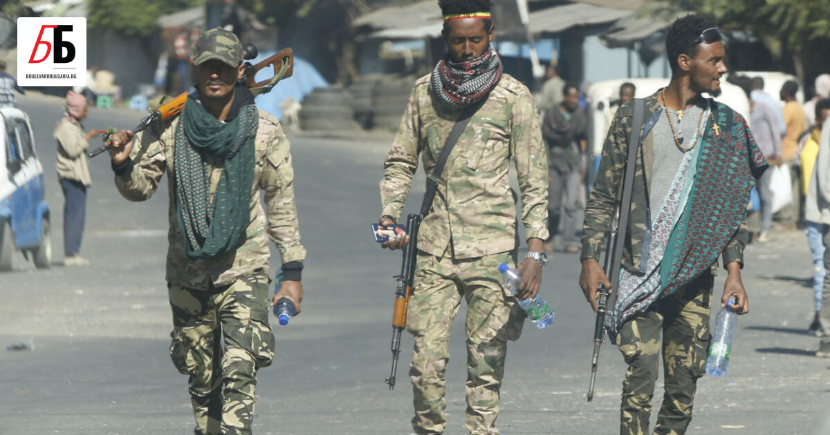 Стотици мъже се събраха на опашка пред Руското посолство в