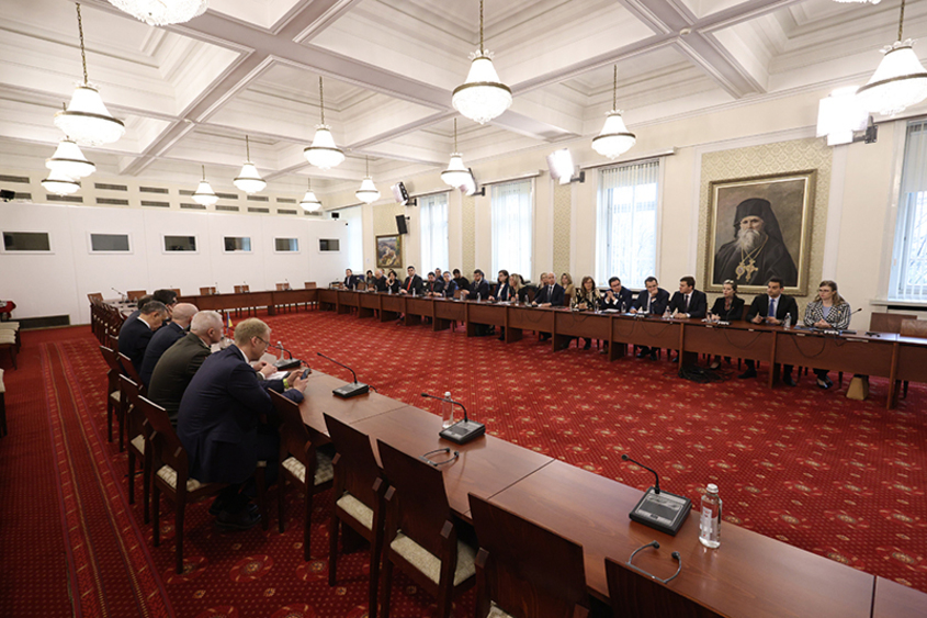 Парламентът се оплете в помощта, която разрешава за Украйна - само и само да не е "военна"