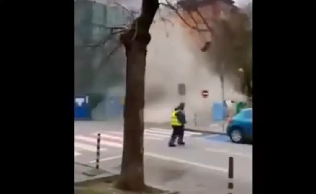 Фасадата на стара сграда беше бутната върху улица в центъра на София по погрешка 