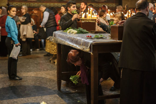 Защо минаваме под масата в храма на Разпети петък? 