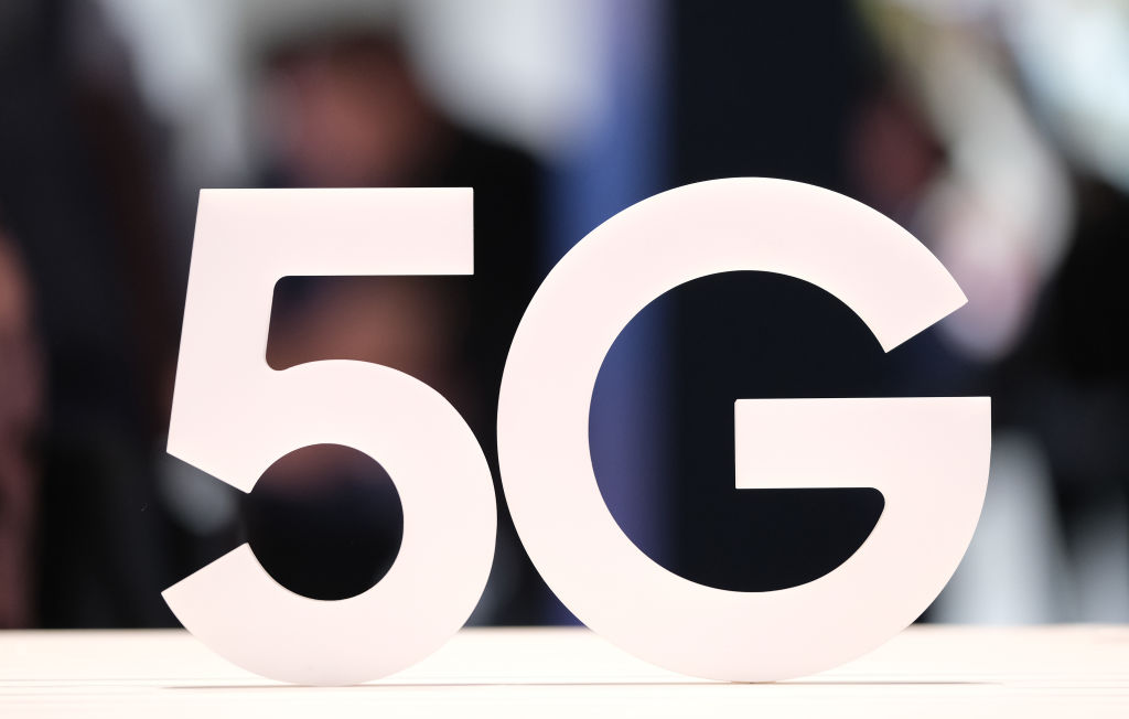 Конспирацията "коронавирус и 5G" e "опасна глупост"