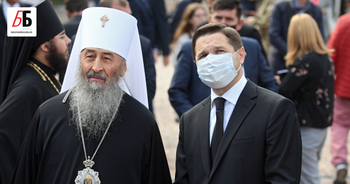 Киевския митрополит Онуфрий тръгва заедно с духовници и мирияни към