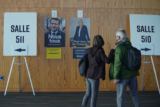 Франция избира президент с балотаж между Макрон и Льо Пен