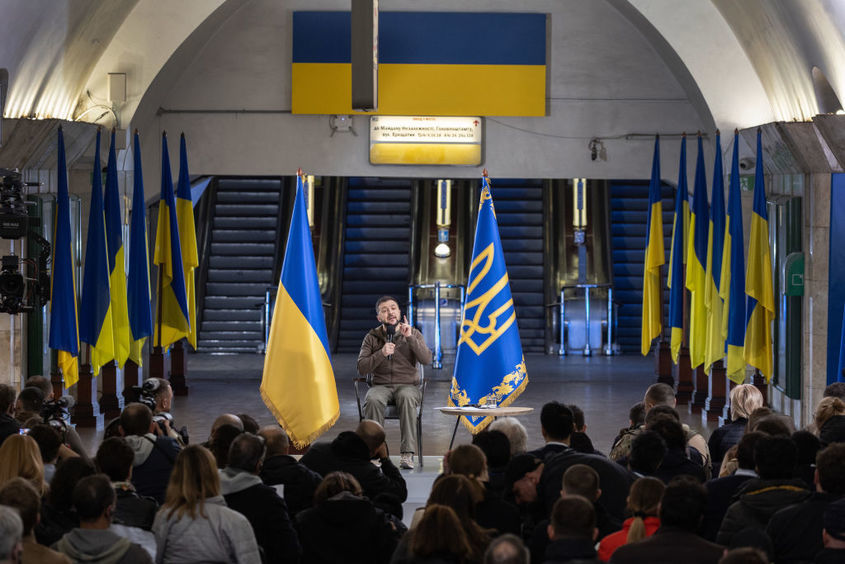 "Не идвайте, за да си правите трагични селфита": Пресконференцията на Зеленски в метрото на Киев