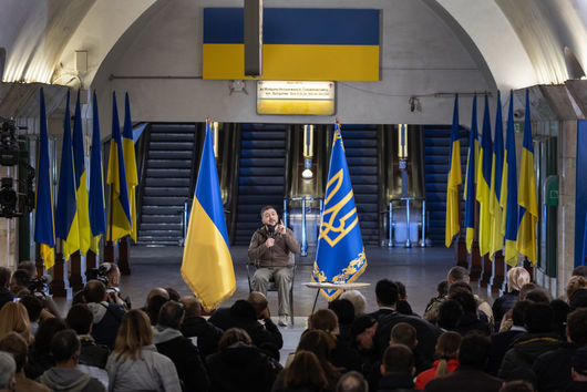 Десетки чуждестранни журналисти се събраха в метрото в Киев в