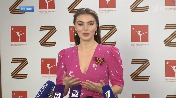 Алина Кабаева се появи в Москва с венчална халка и военни ленти