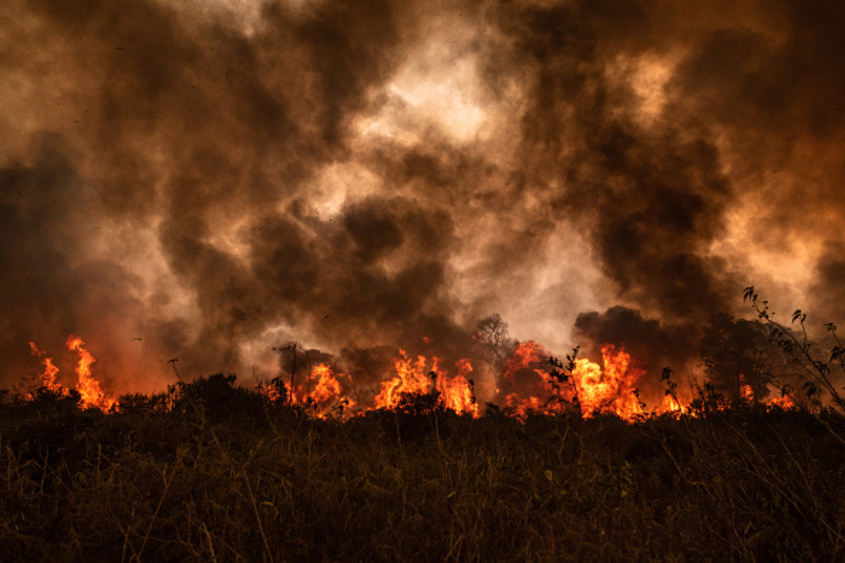 Голям пожар засегна петролен склад в руския град Брянск