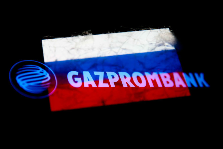 Bloomberg: 4 клиенти на "Газпром" от ЕС плащат в рубли, 10 компании имат сметки в "Газпромбанк"