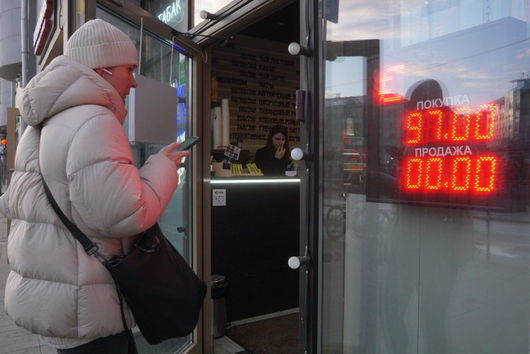 Окупационните власти в Бердянск ще плащат заплати и пенсии в рубли