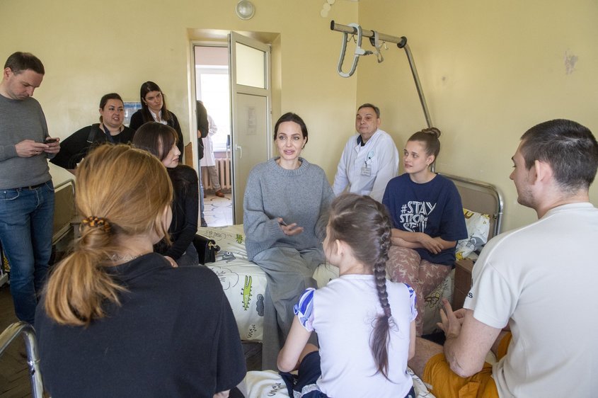 Анджелина Джоли след визитата в Лвов: Деца играят с шрапнели от смъртоносни бомби