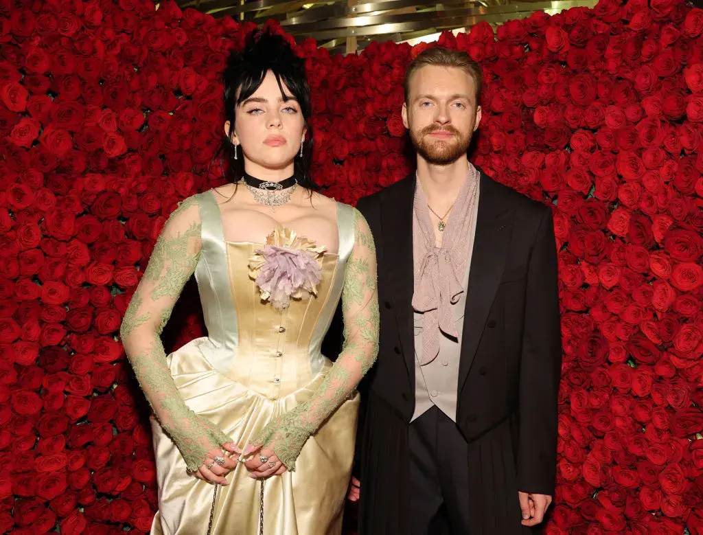 Били Айлиш и брат ѝ Финиъс