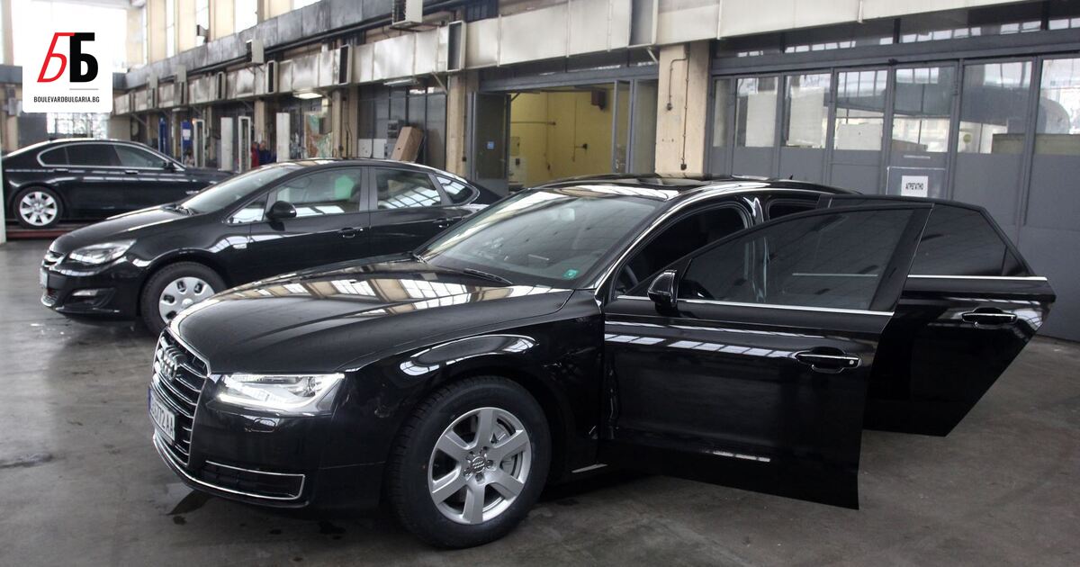 Двама души са ранени при пътен инцидент с автомобил на