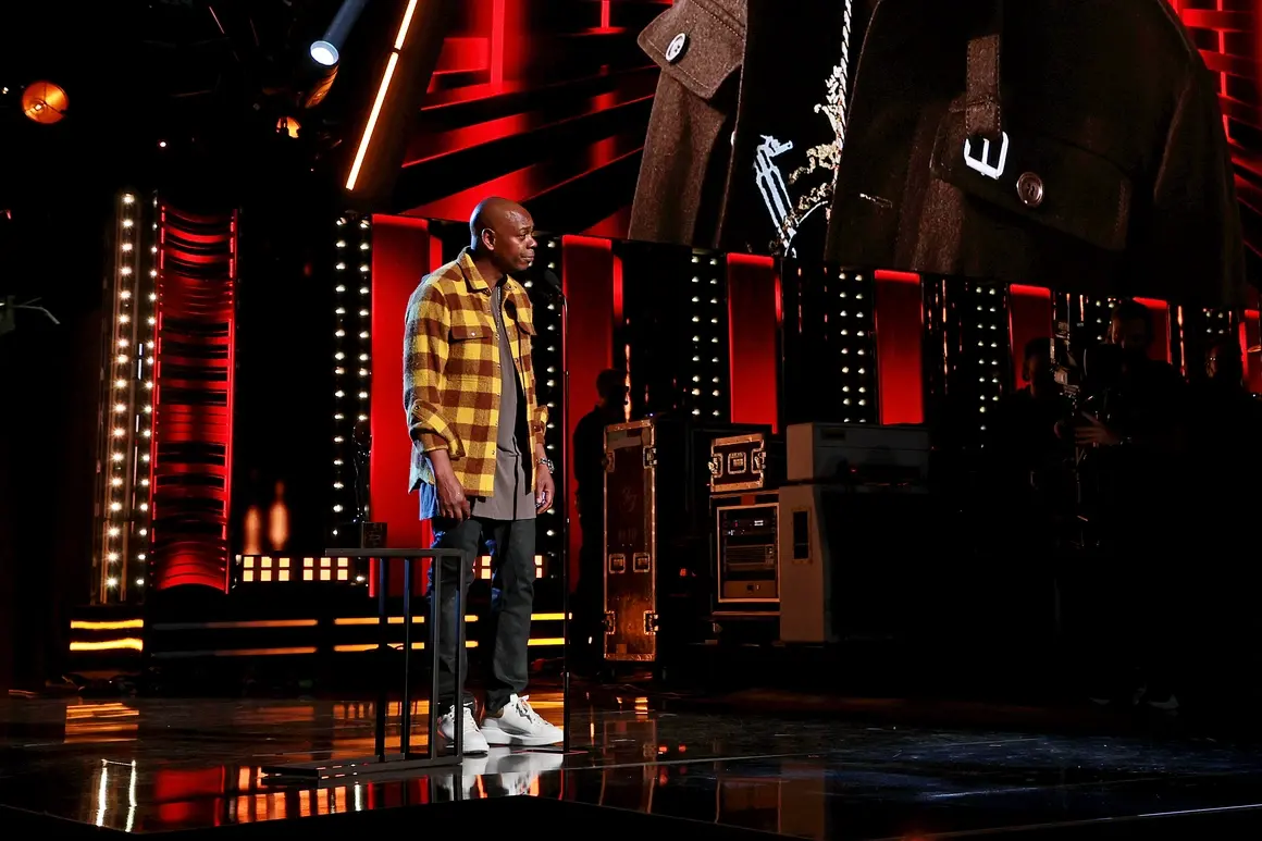 Комикът Дейв Шапел беше нападнат на сцената на фестивал в Лос Анджелис