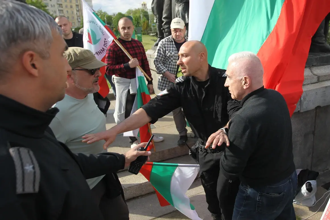 Напрежение пред Паметника на Съветската армия след гласуването за Украйна