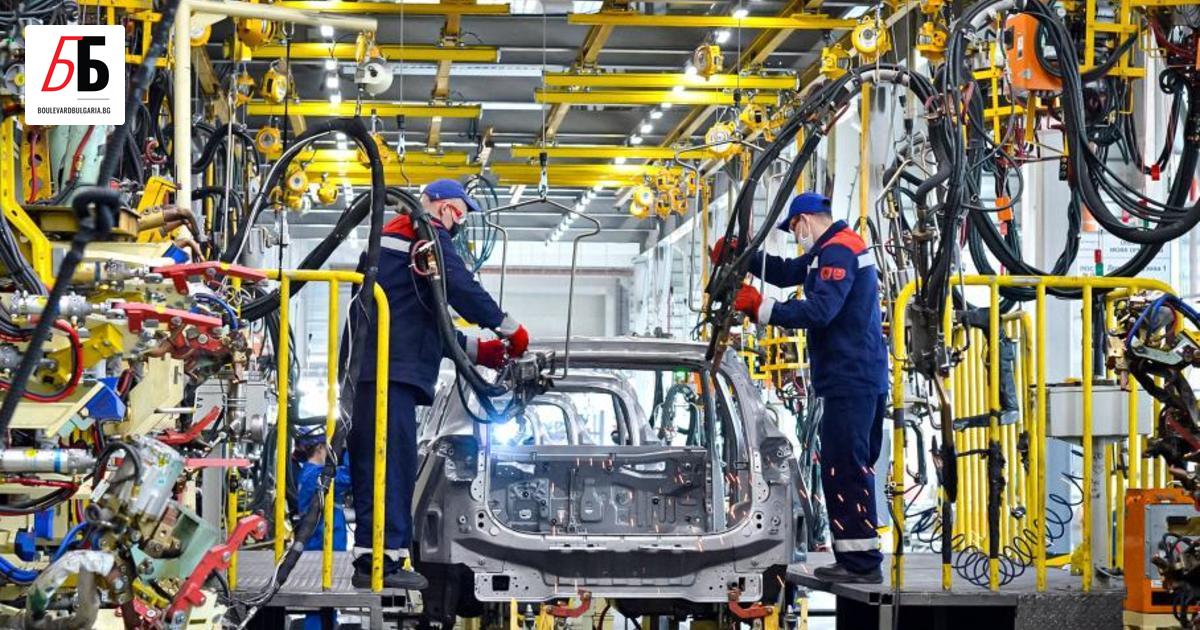 Руски автозавод праща служителите си на картофени ниви, след като BMW