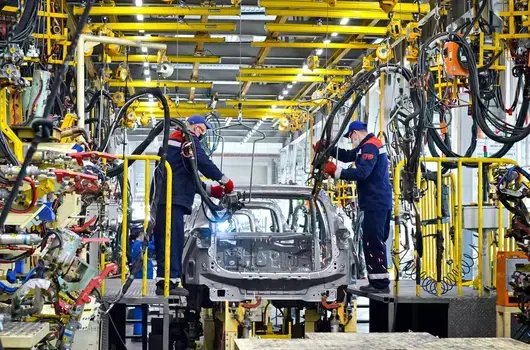 Руски автозавод праща служителите си на картофени ниви, след като BMW спря производството