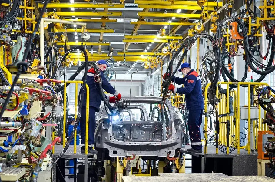 Руски автозавод праща служителите си на картофени ниви, след като BMW спря производството