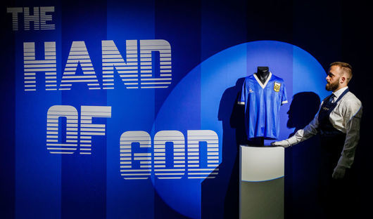 Фланелката на Марадона от "Божията ръка" вече е най-скъпият спортен артикул в света