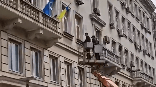 Украинското знаме беше свалено за кратко от фасадата на Столична
