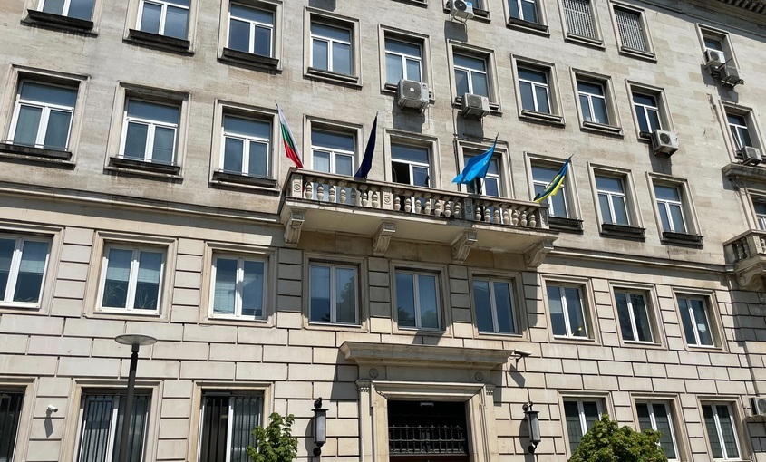"Възраждане" свали знамето на Украйна от сградата на Столична община с вишка 