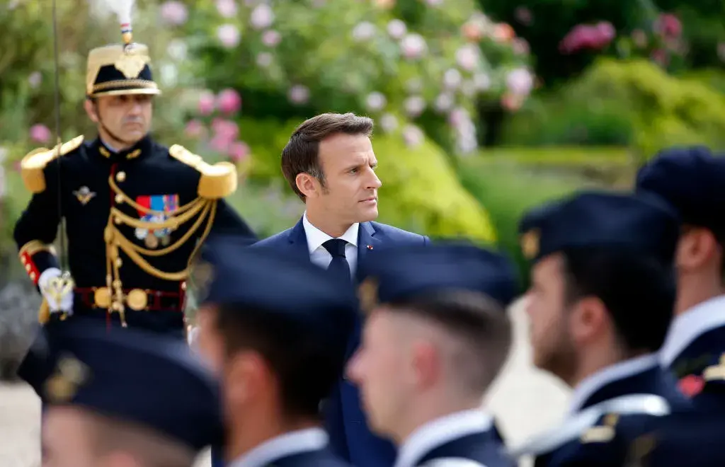 С 21 салюта и 450 гости Еманюел Макрон официално встъпи във втория си мандат