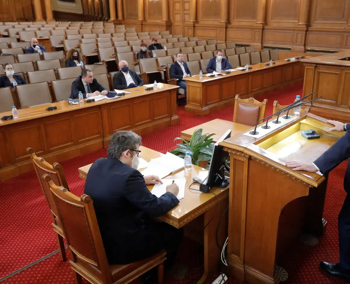 "Кръгом и бегом към март": Схватка за дарения и как главният здравен инспектор остана без заплата 